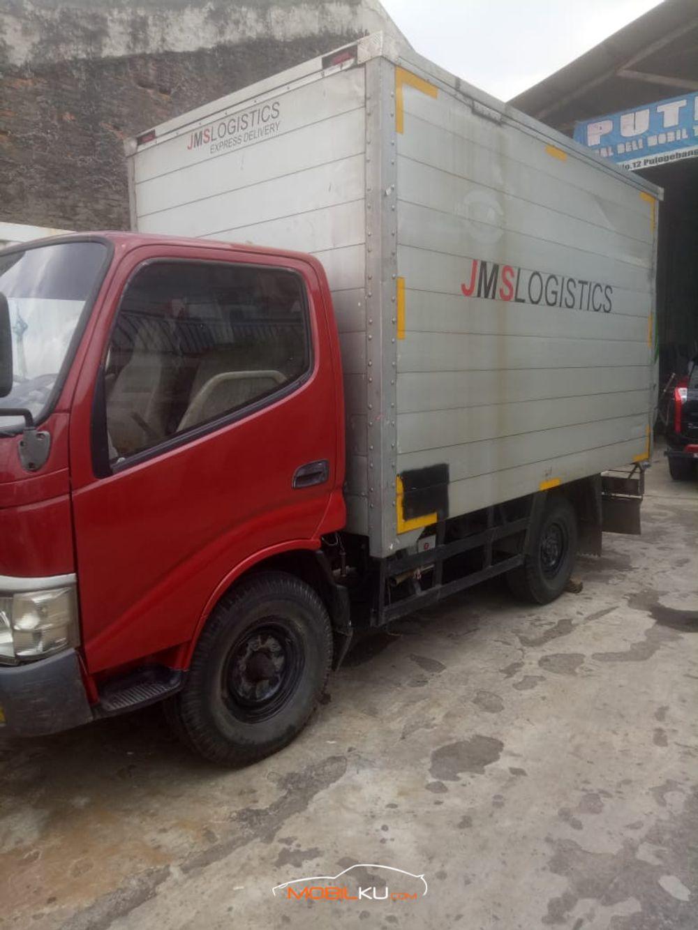 Mobil Toyota Dyna 2012