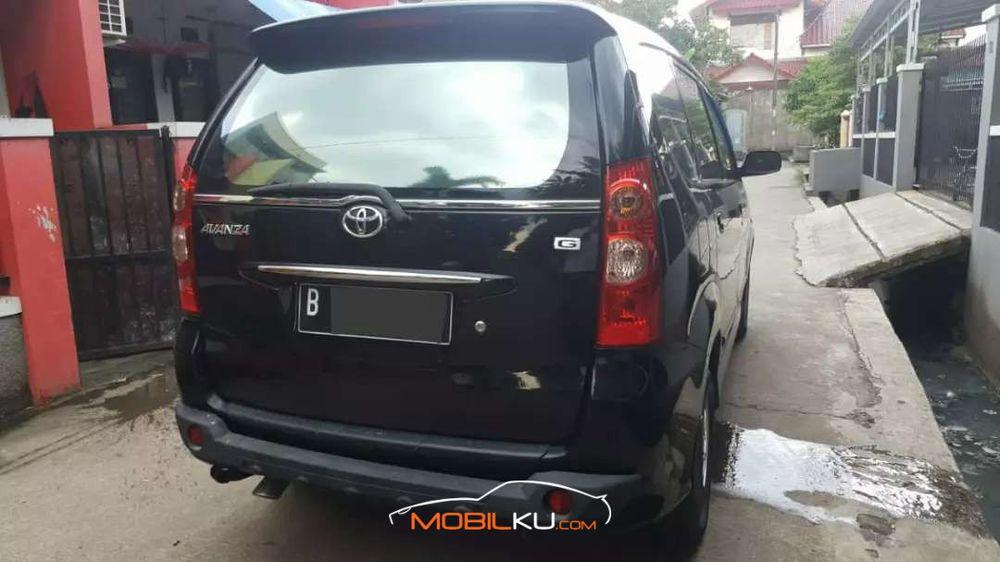 Mobil Toyota Avanza 2010