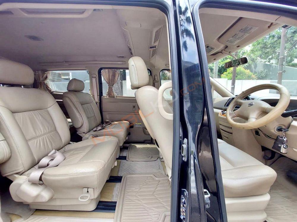 Mobil Nissan Serena 2009