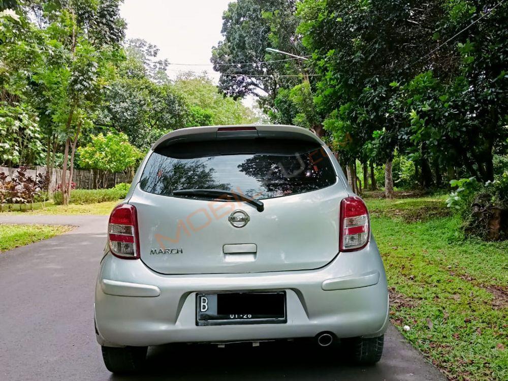 Mobil Nissan March 2011