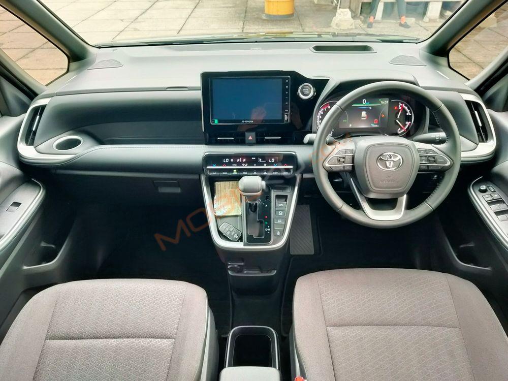 Mobil Toyota Voxy 2022