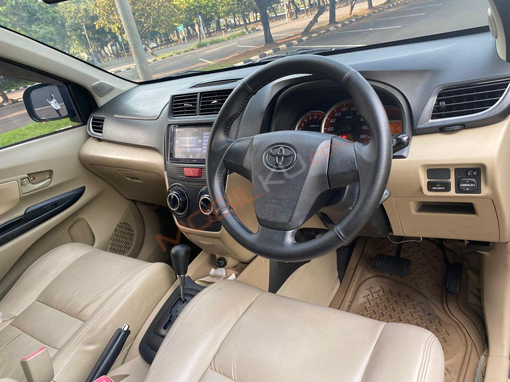 Mobil Toyota Avanza 2014