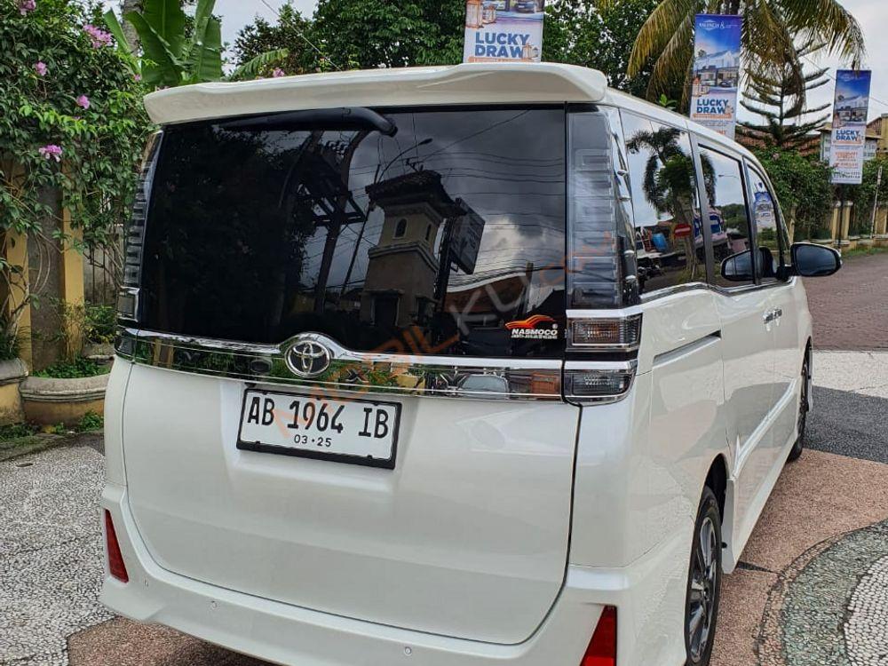 Mobil Toyota Voxy 2020