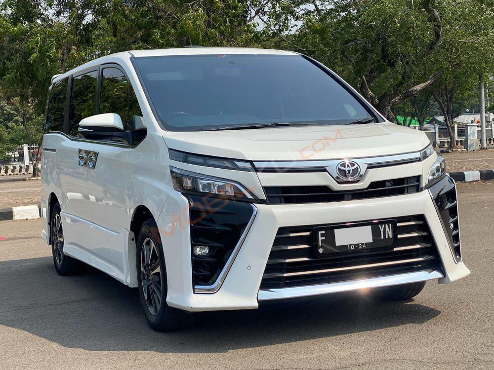 Mobil Toyota Voxy 2019
