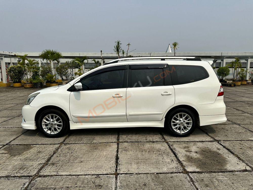 Mobil Nissan Grand Livina 2014