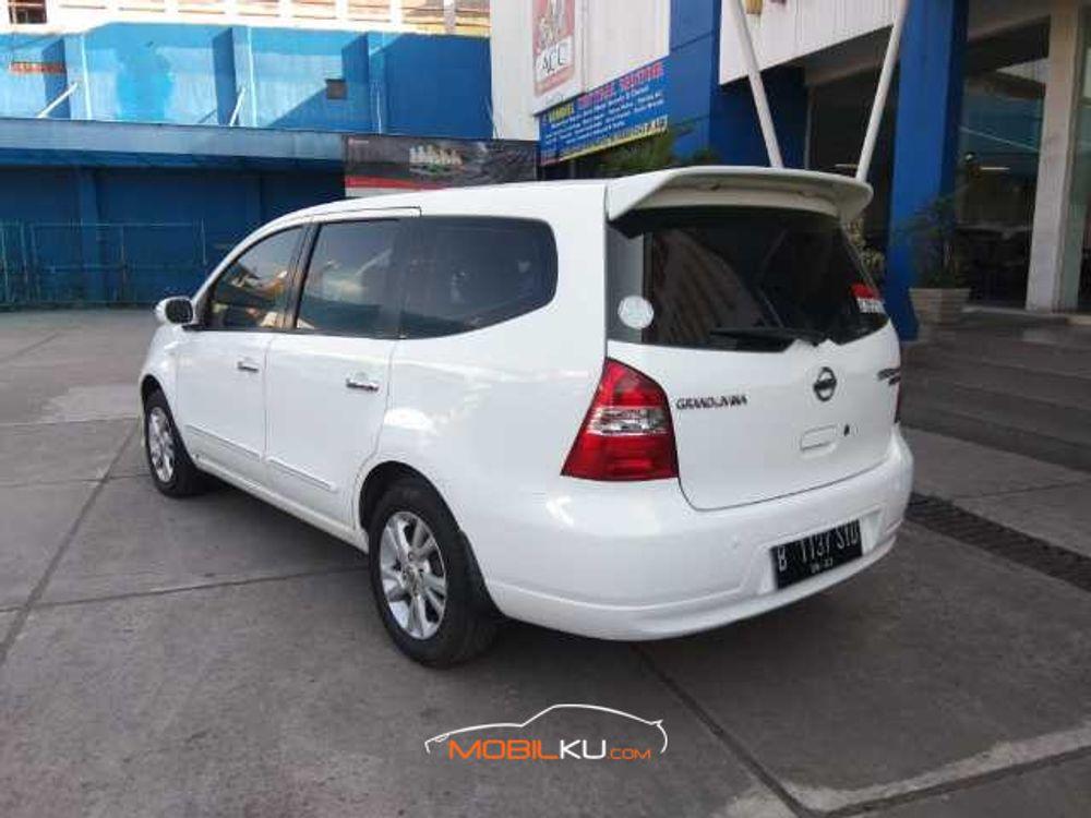 Mobil Nissan Grand Livina 2013