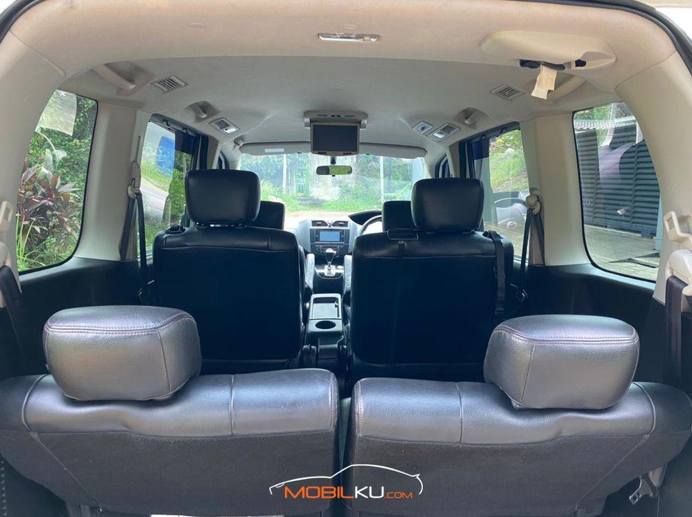Mobil Nissan Serena 2013