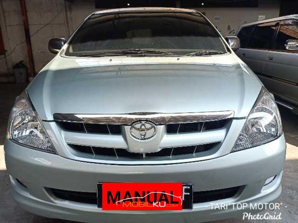 Mobil Toyota Kijang Innova 2005