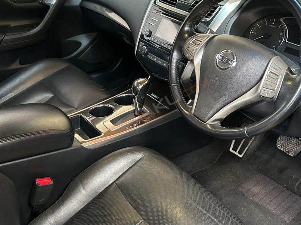 Mobil Nissan Teana 2014