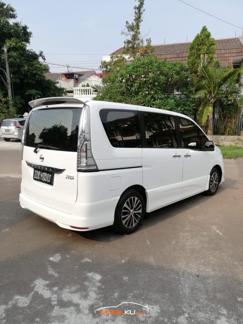 Mobil Nissan Serena 2016