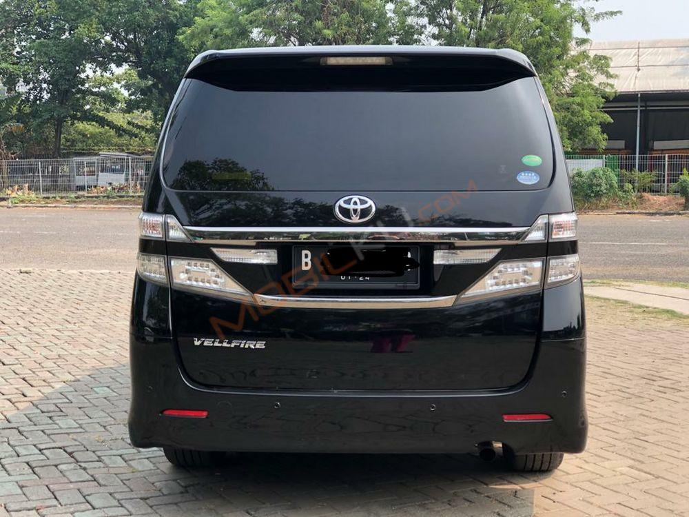 Mobil Toyota Vellfire 2013