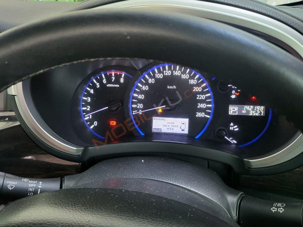Mobil Nissan Elgrand 2013