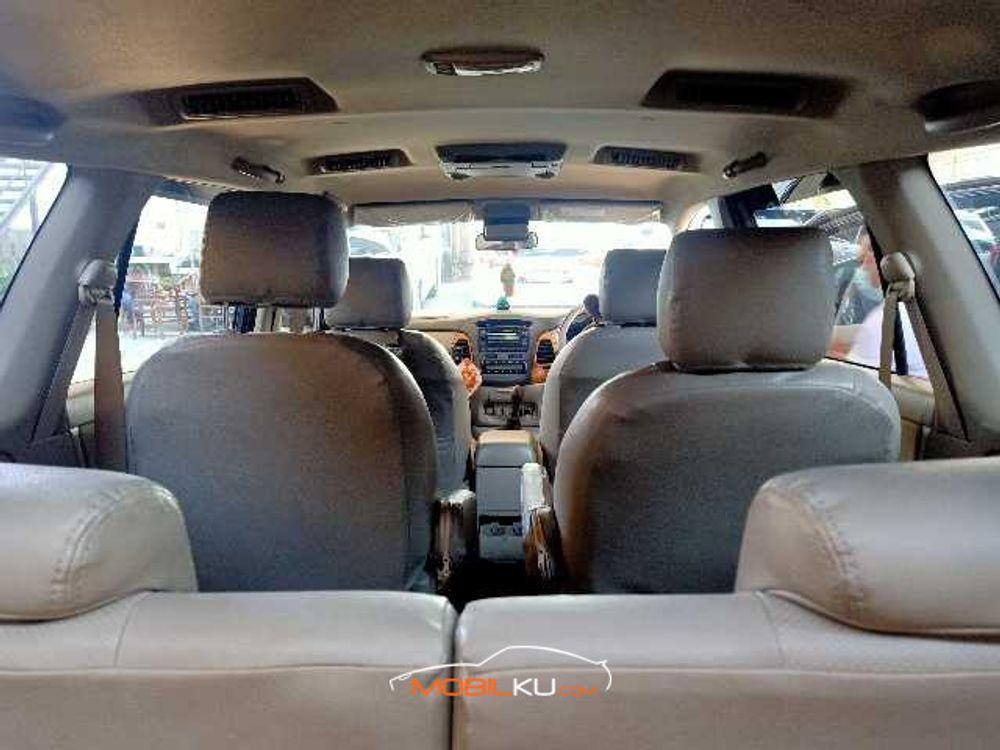 Mobil Toyota Kijang Innova 2011