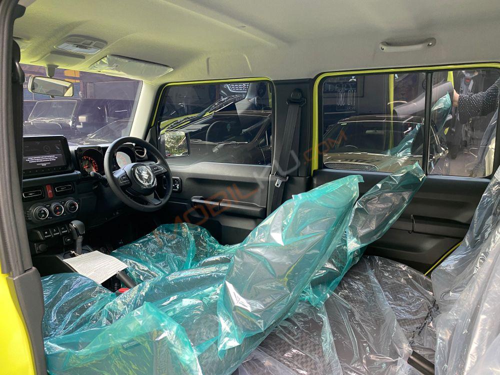 Mobil Suzuki Jimny 2023