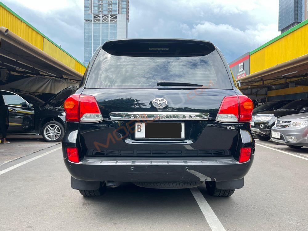 Mobil Toyota Land Cruiser 2013