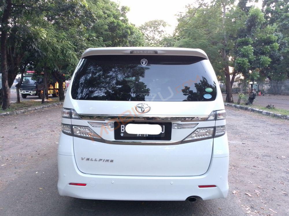 Mobil Toyota Vellfire 2015