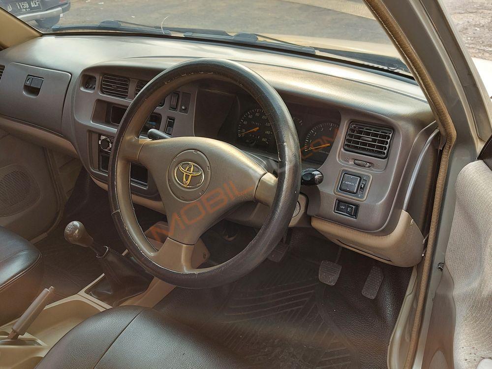 Mobil Toyota Kijang 2003