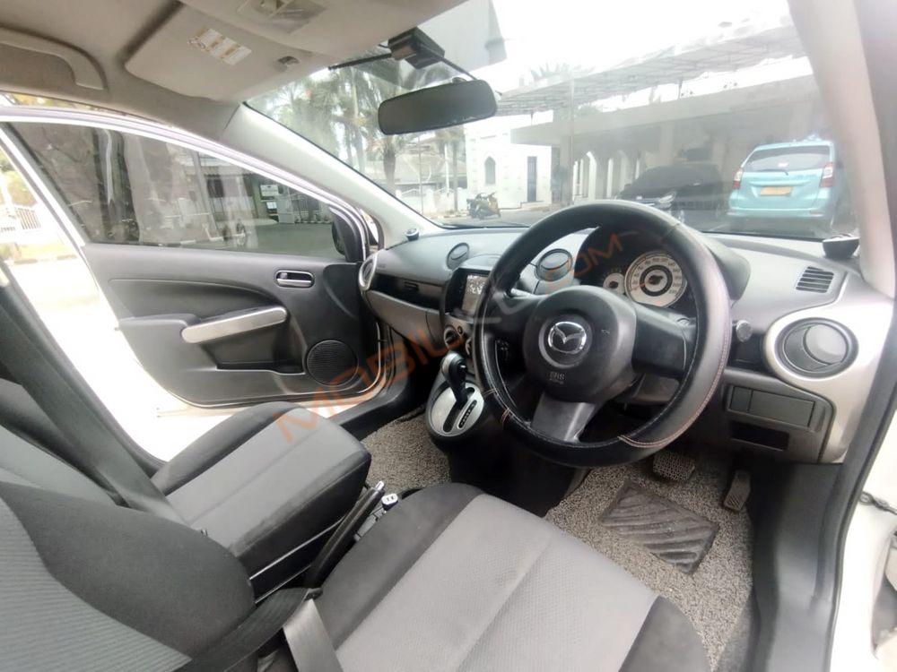 Mobil Mazda 2 Hatchback 2011