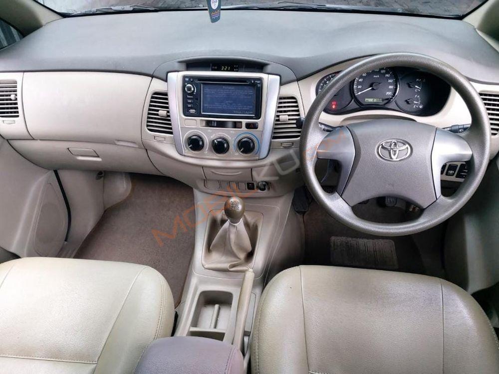 Mobil Toyota Kijang Innova 2013