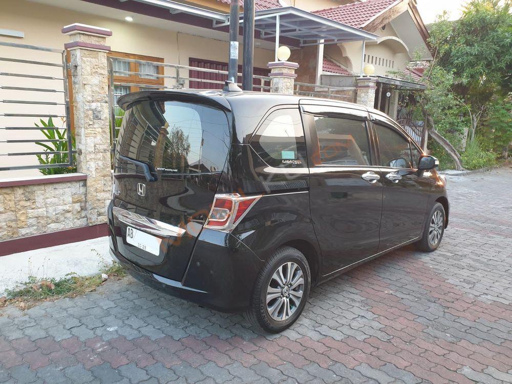 Mobil Honda Freed 2012