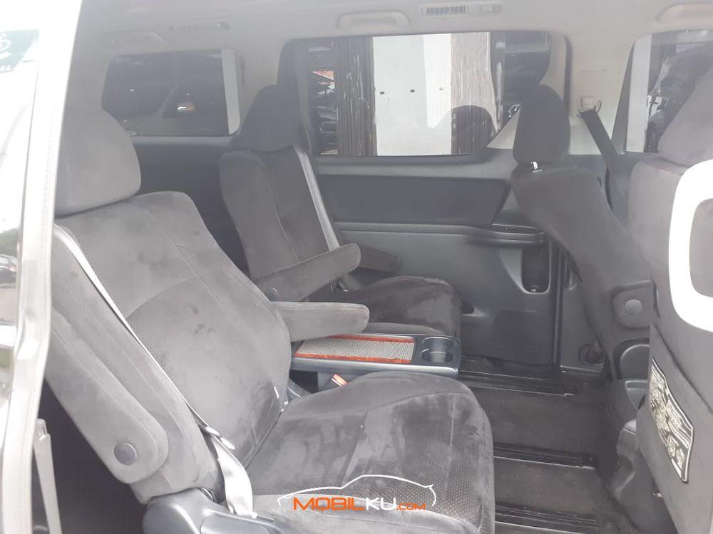 Mobil Toyota Vellfire 2009