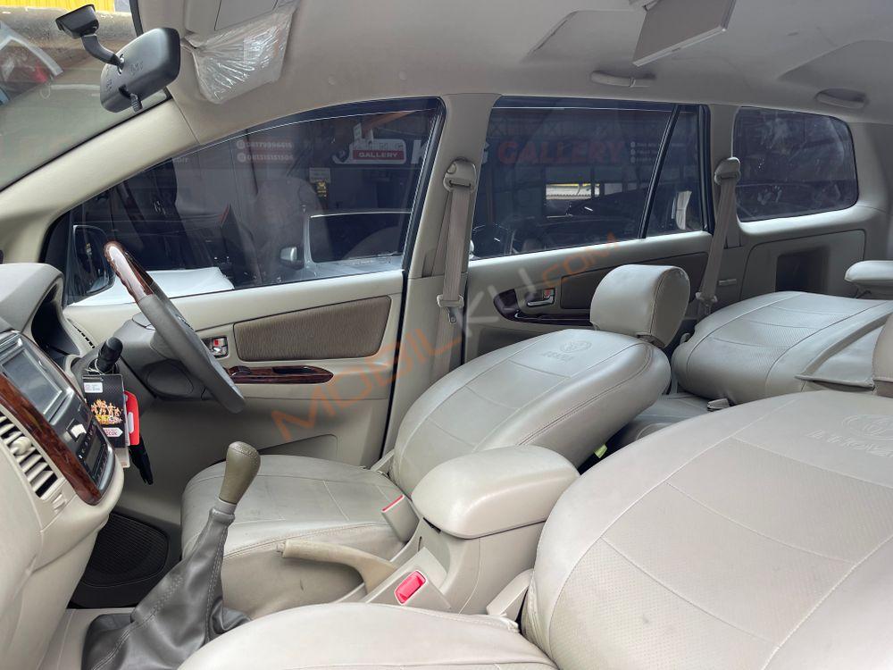 Mobil Toyota Kijang Innova 2014