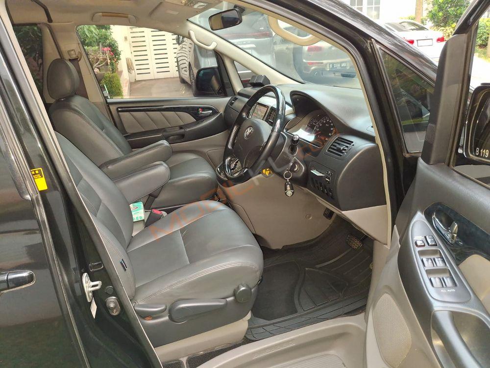 Mobil Toyota Alphard 2005