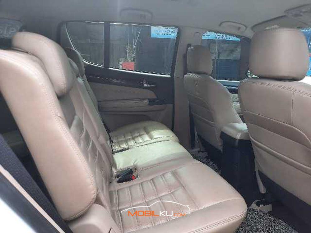 Mobil Isuzu MU-X 2017