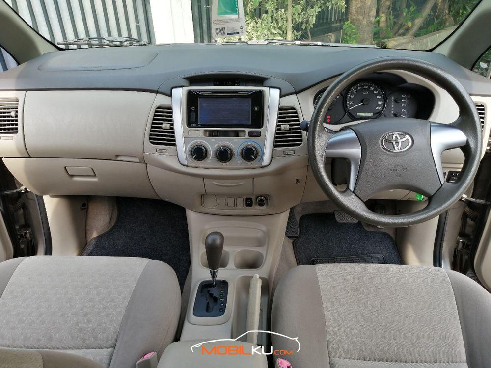 Mobil Toyota Kijang Innova 2013