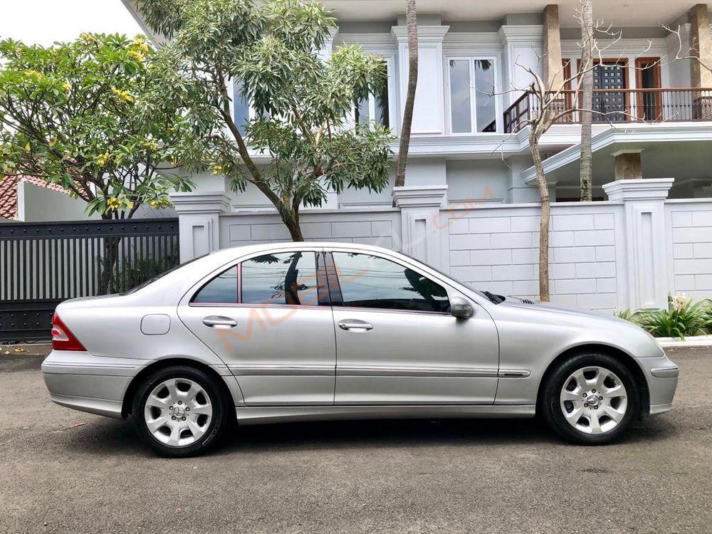 Mobil Mercedes-Benz C-Class 2005