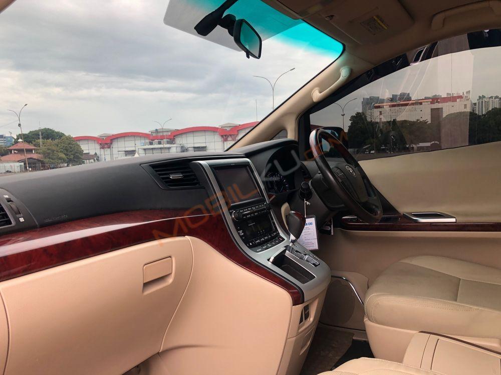 Mobil Toyota Vellfire 2010