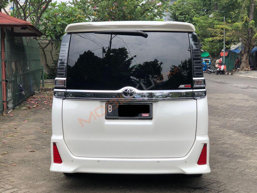 Mobil Toyota Voxy 2018