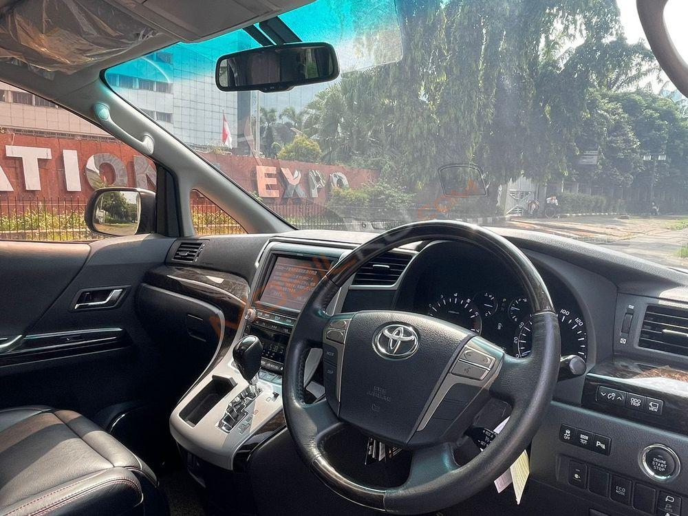 Mobil Toyota Vellfire 2014