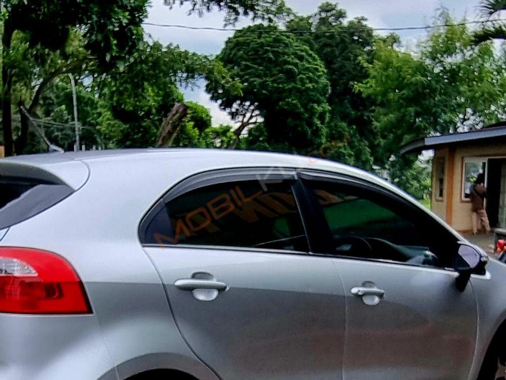 Mobil Kia Rio 2014