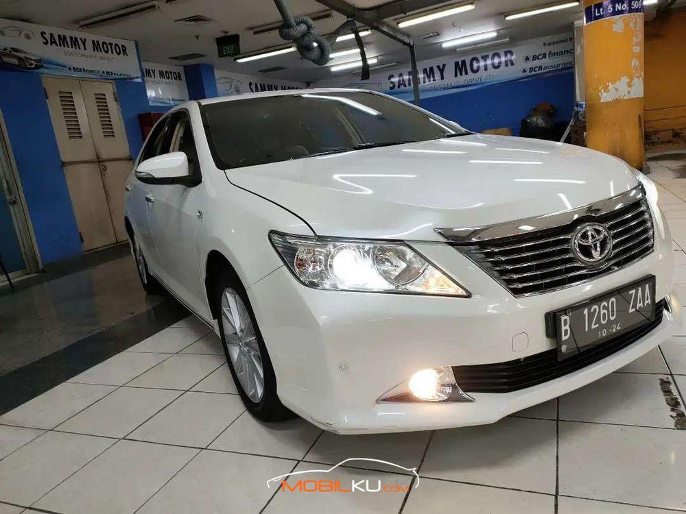 Mobil Toyota Camry 2014