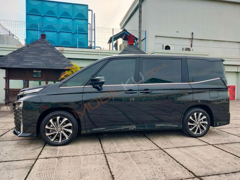 Mobil Toyota Voxy 2022