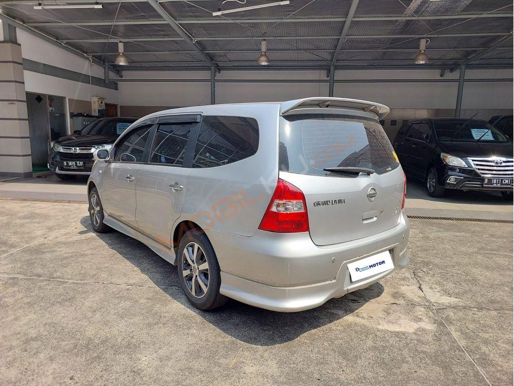 Mobil Nissan Grand Livina 2013