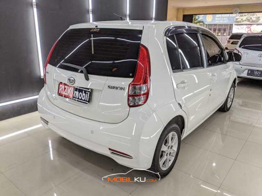 Mobil Daihatsu Sirion 2013