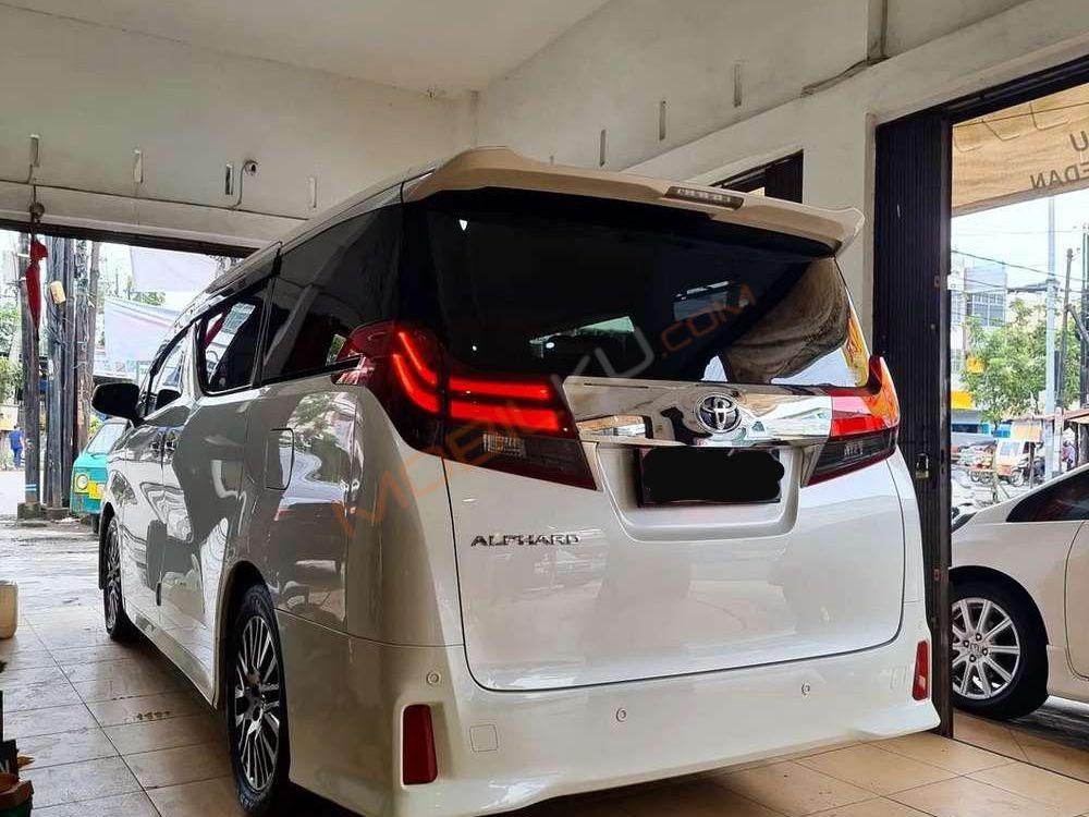 Mobil Toyota Alphard 2015