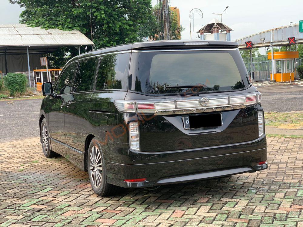 Mobil Nissan Elgrand 2014