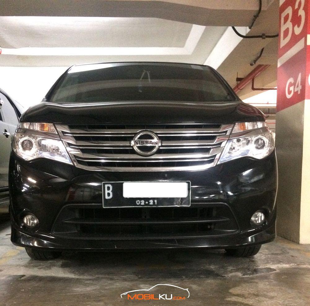 Mobil Nissan Serena 2016