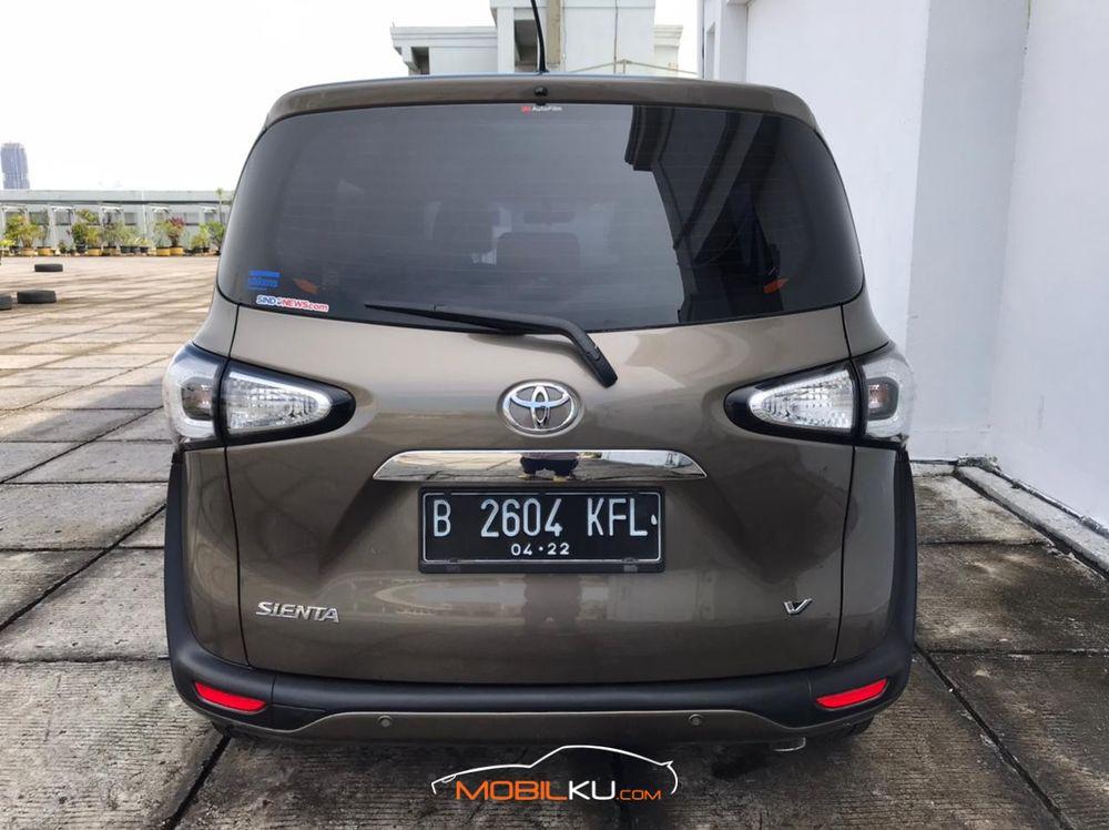 Mobil Toyota Sienta 2017