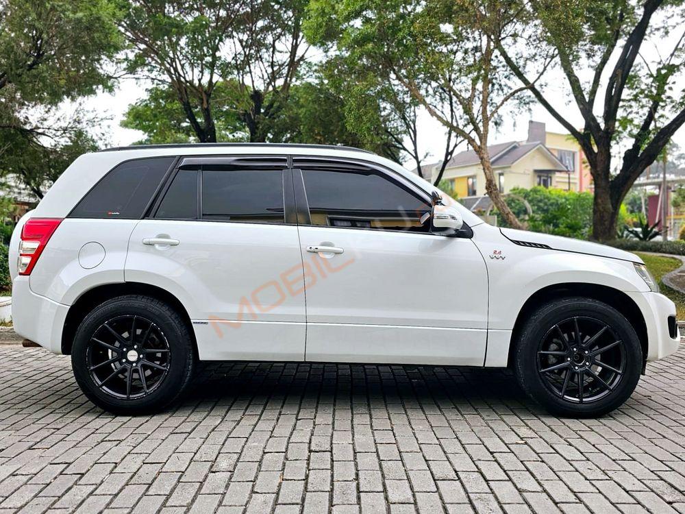 Mobil Suzuki Grand Vitara 2015
