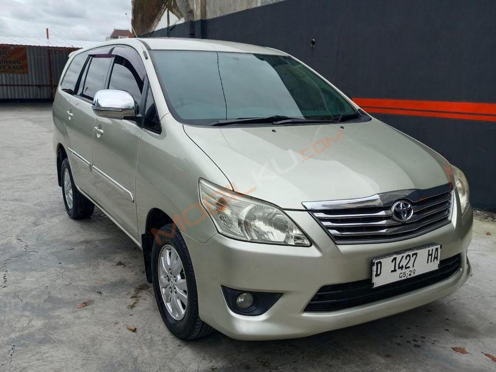 Mobil Toyota Kijang Innova 2013