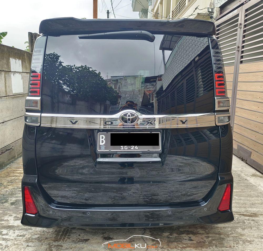 Mobil Toyota Voxy 2018