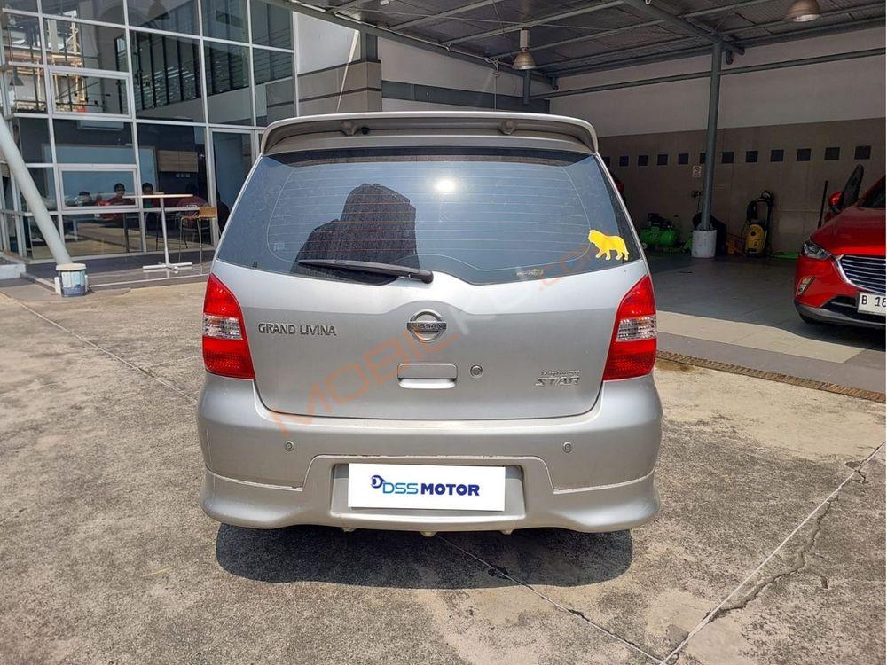 Mobil Nissan Grand Livina 2013