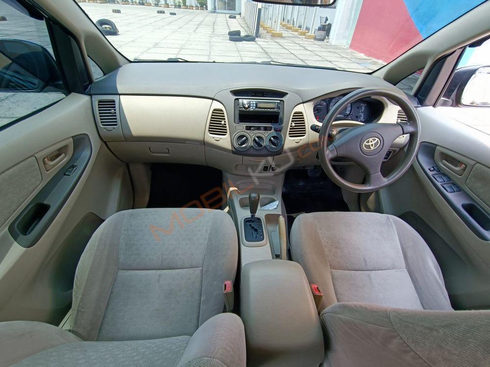 Mobil Toyota Kijang Innova 2010