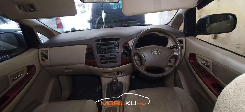 Mobil Toyota Kijang Innova 2005