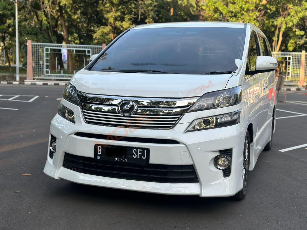 Mobil Toyota Vellfire 2015