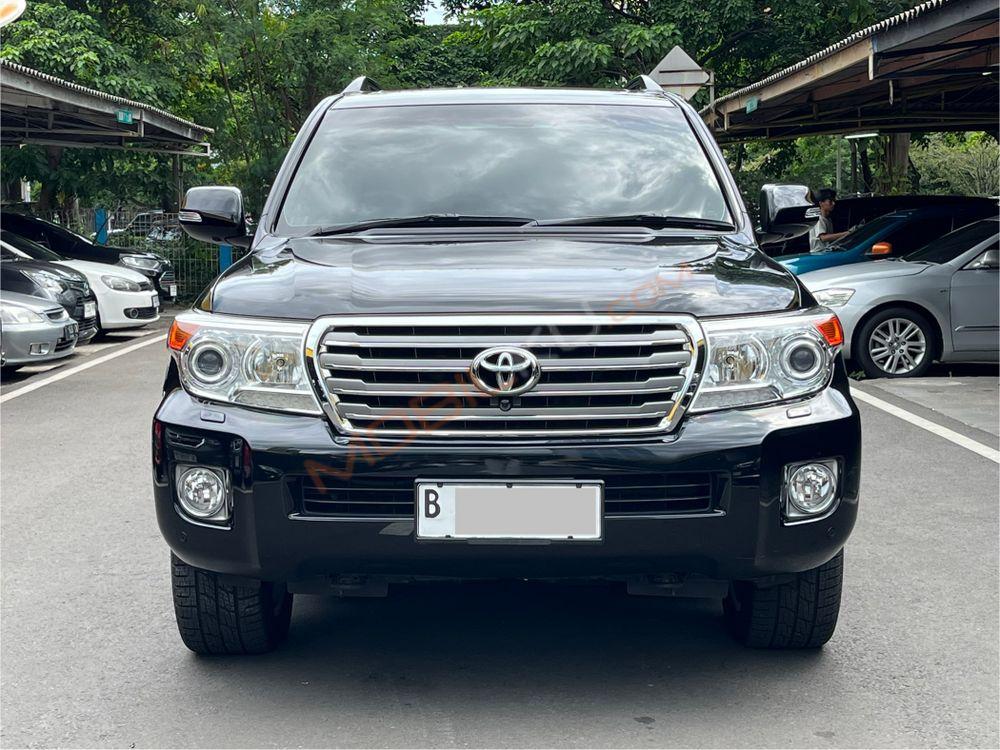 Mobil Toyota Land Cruiser 2013